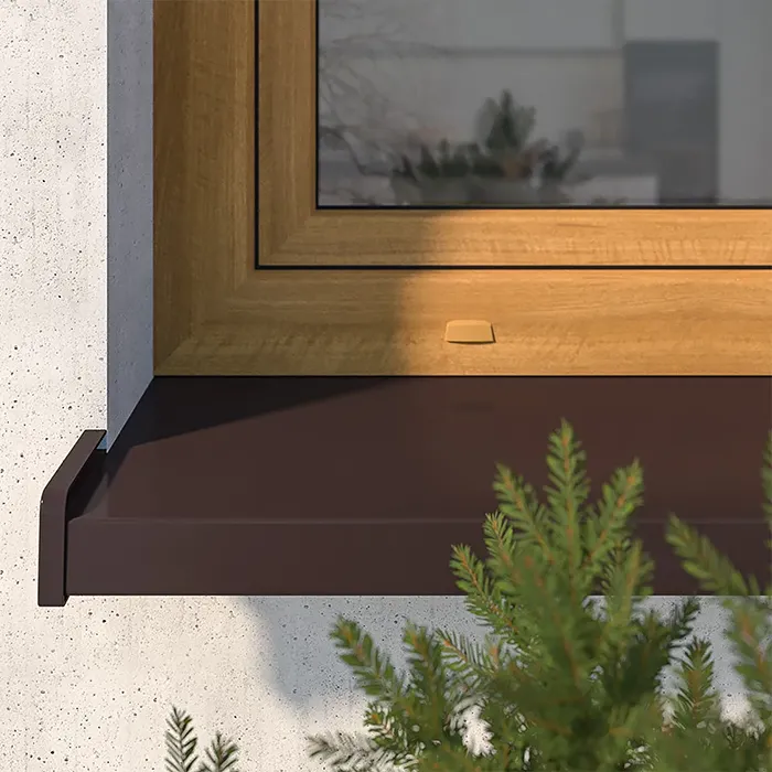 Davanzale in alluminio colore marrone, installato sotto una finestra in legno su una facciata chiara.