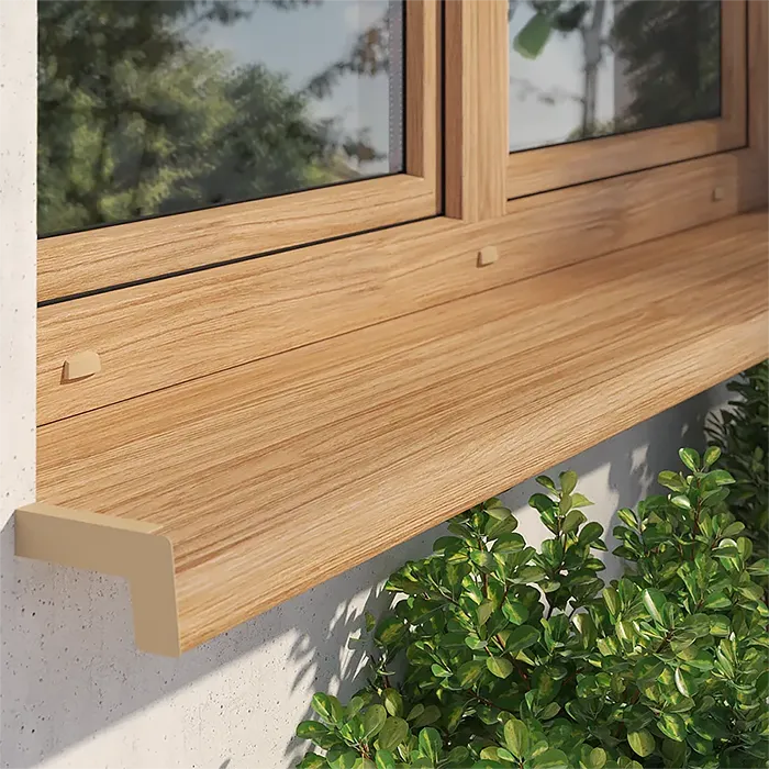 Davanzale esterno in acciaio verniciato in decorazione naturale effetto legno, sotto una finestra in legno su una facciata chiara intonacata.