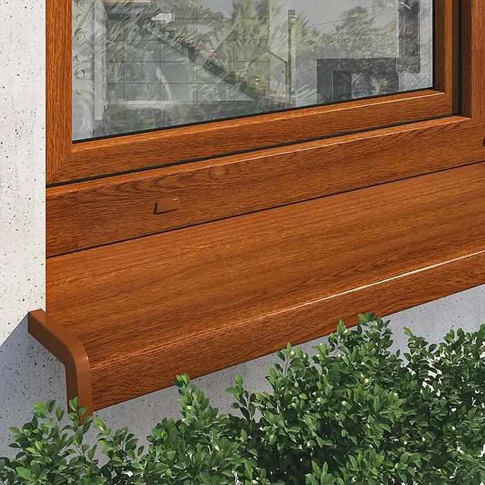 Davanzale esterno in acciaio laminato in decorazione chiara effetto legno, installato sotto una finestra su una facciata intonacata.