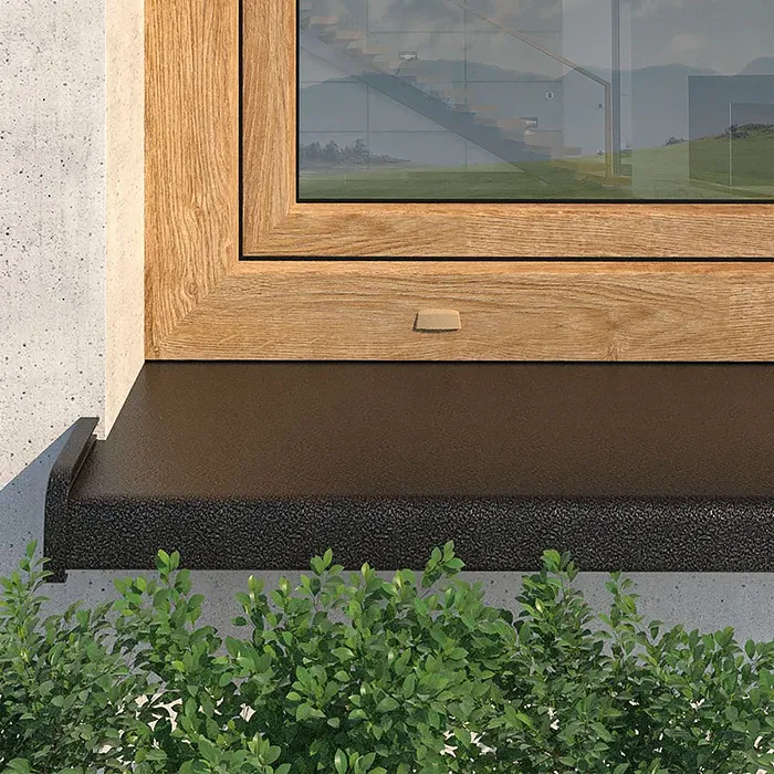 Davanzale esterno in acciaio con finitura scura, installato sotto una finestra in legno su una facciata chiara.