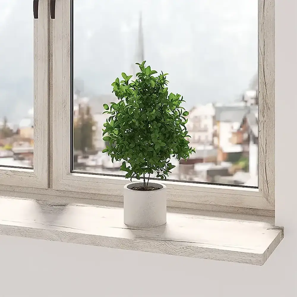 Davanzale interno in MDF in decorazione chiara effetto legno, con vaso sul davanzale, in un ambiente moderno con vista sull&rsquo;esterno.