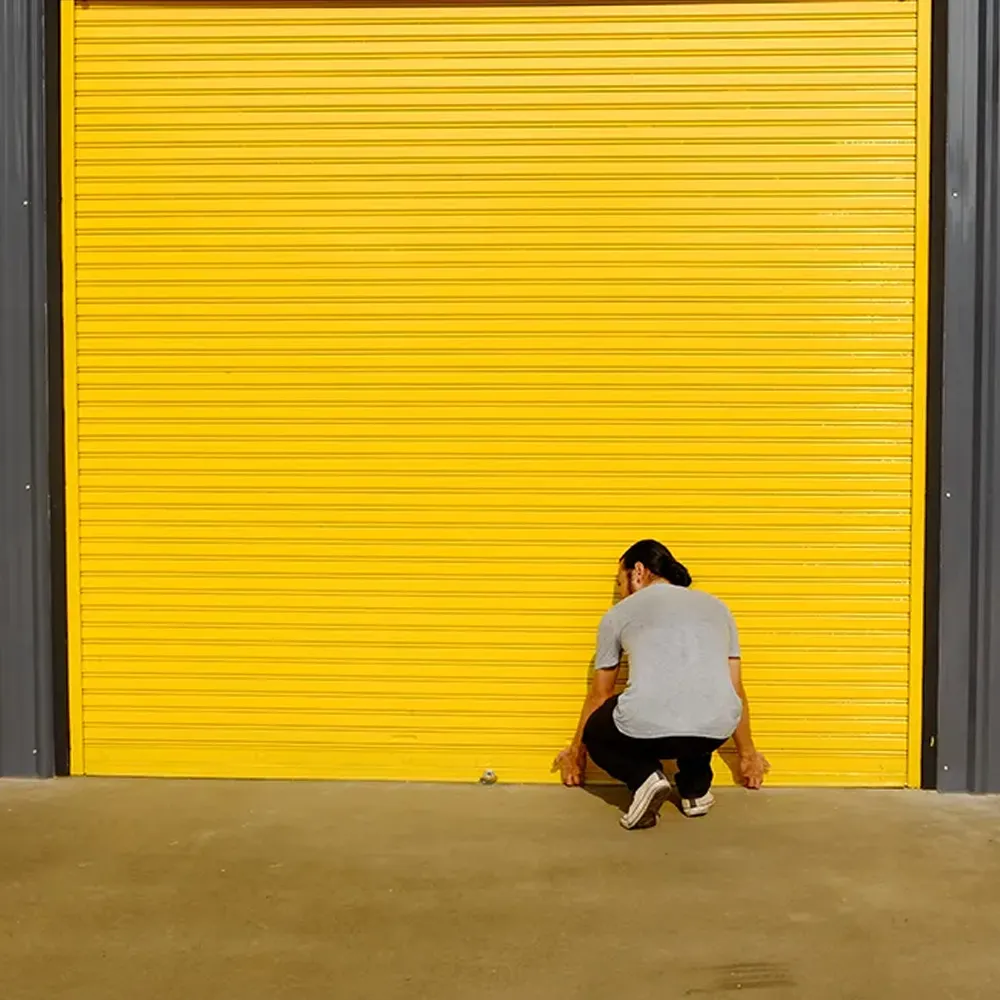 Moderna porta avvolgibile di colore giallo